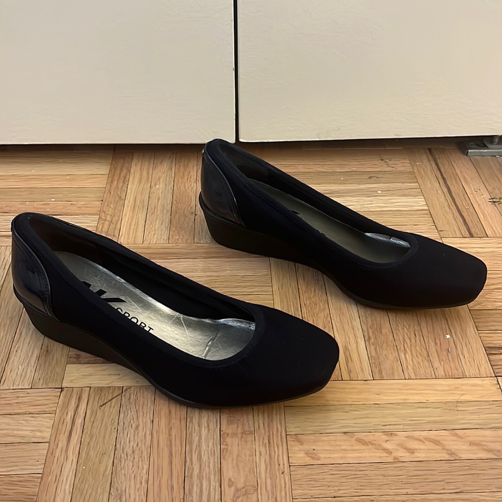 AK Sport by Anne Klein Closed Toed Navy Wisher Wedge Shoes in Women’s Size 6M